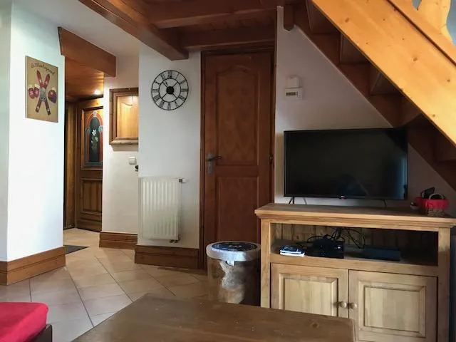 Vue du salon sur l'entrée - Penderie et porte-manteaux