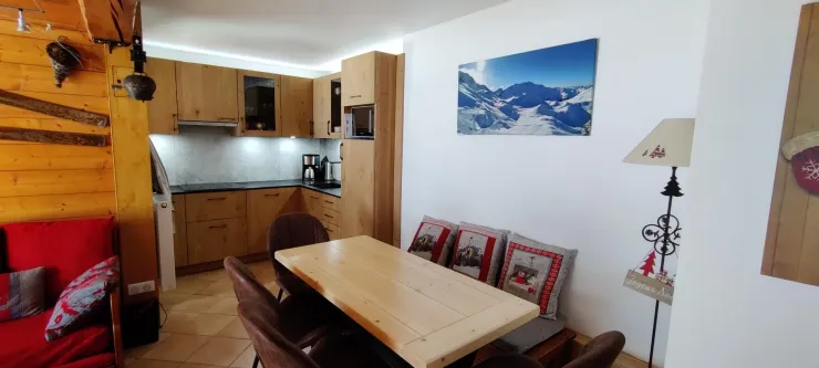 Cuisine équipée et coin repas pour 6 pers.