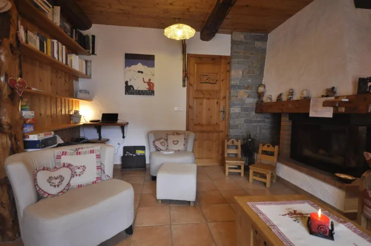 fireplace, bookcase and IT corner +access to the double bedroom called Marmotte