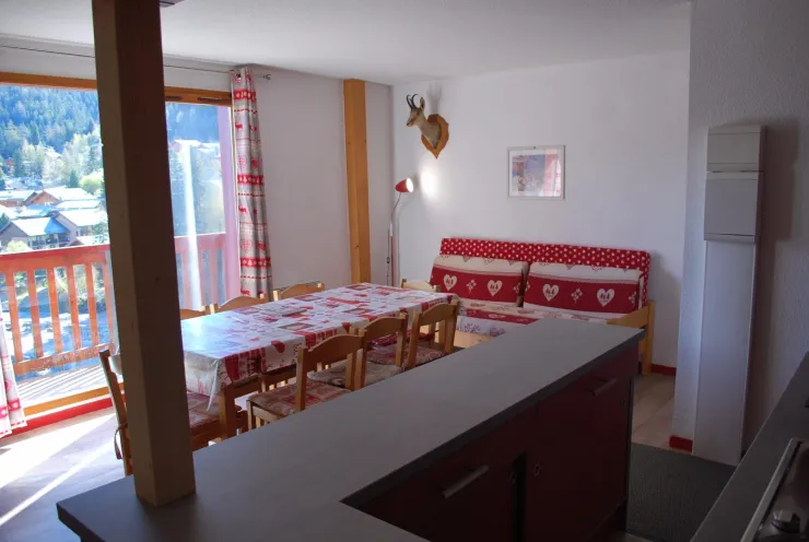 Pièce à vivre partie salle à manger et  deuxième canapé 