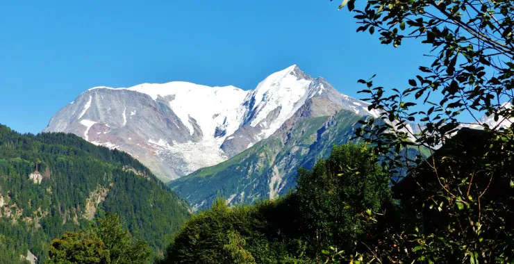 Vue sur la chaîne du Mont-Blanc en été 