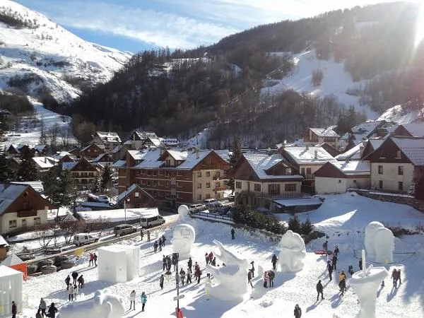 arrivée en face de la résidence skis aux pieds.