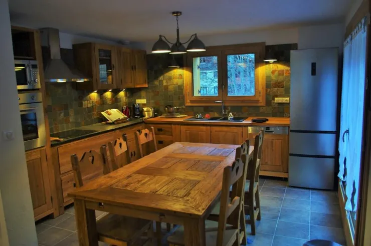 The kitchen dining area: fridge freezer, pyrolysis oven, large-capacity microwave, induction hob, quiet dishwasher rapid program, coffee Nespresso coffee machine toaster kettle filter unit mixer raclette....
