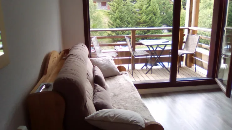 balcon avec table et chaises  ; barbecue électrique disponible