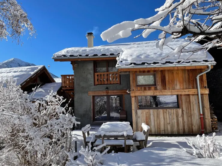 Le Sapé vue hivers sur terrasse fenêtre cuisine et baie sur salon