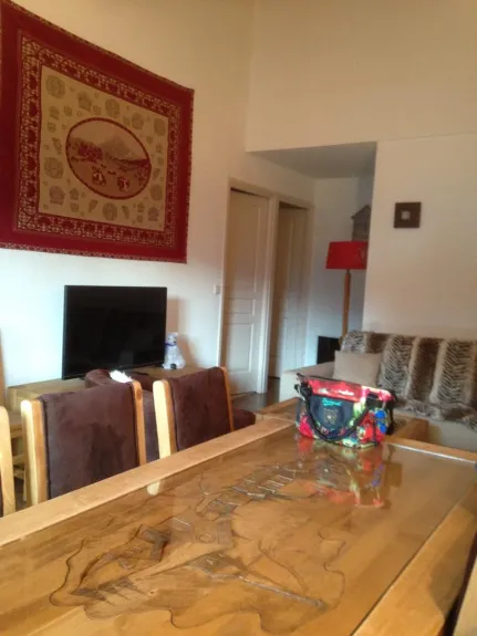 une table sculptée