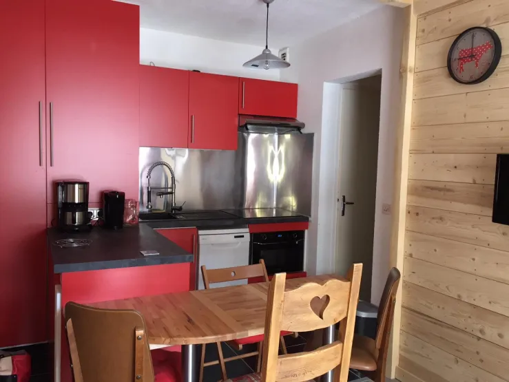 la cuisine dispose d'un frigo, four, four mirco-ondes, hotte, plaques vitrocéramique, cafetière, bouilloire, appareil à raclette...La table permet de recevoir 4 personne (à l'aise) 6 (un peu moins à l'aise). Elle est avec une rallonge (comme sur la photo)