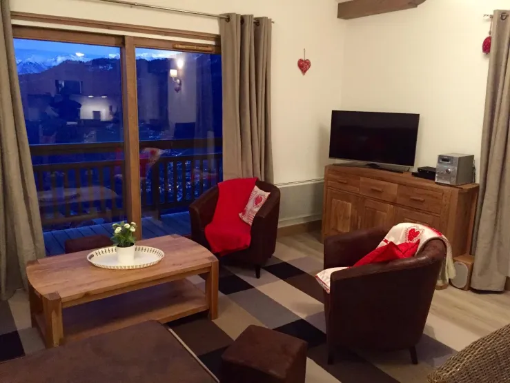 Salon chaleureux pour vos soirées, avec écran TV plat, internet, jeux de société et mini-chaine.