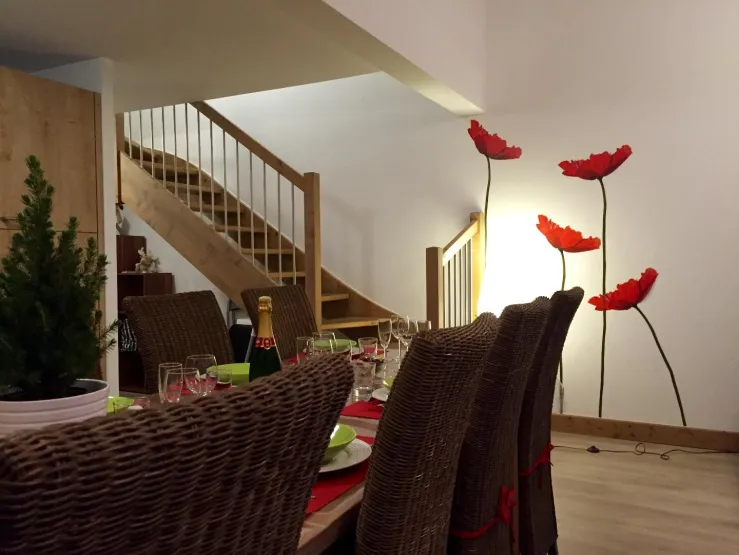 Escalier menant à l'étage comprenant les chambres 2 et 3, une salle de bain et toilettes.