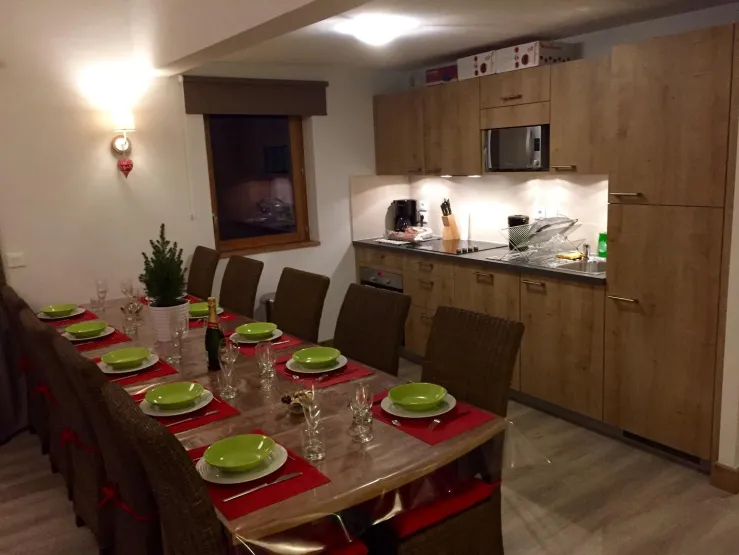 Vue de la salle à manger avec la cuisine comprenant tout l'électro-ménager pour votre confort.