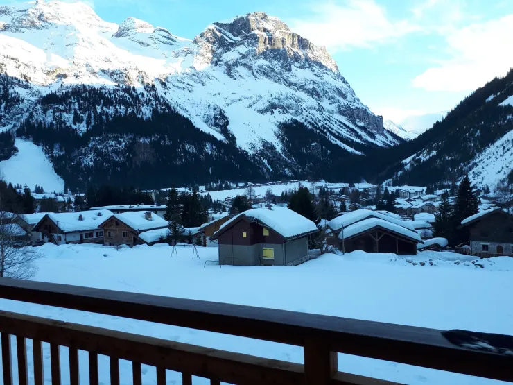 Vue de la terrasse du chalet en fin de journée l'hiver