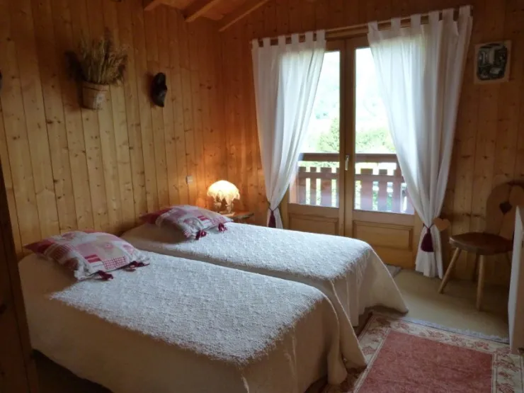 Chambre 2 lits simples à l'étage 2 avec balcon exposé sud.