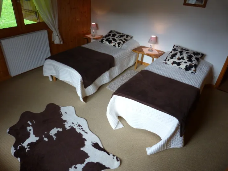 Chambre 2 lits simples à l'étage 2 avec balcon exposé sud.