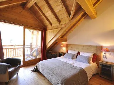 Chambre " 1"  spacieuse avec balcon plein sud. Lit de 160cm avec sa salle de bain et son toilette