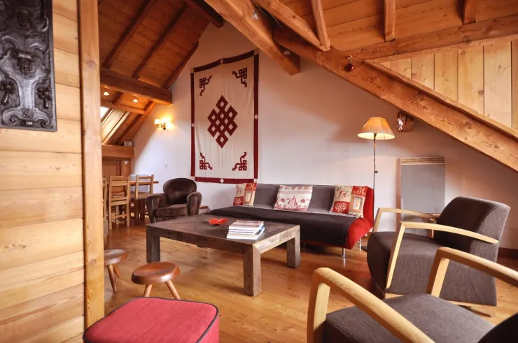 Salon grande pièce à vivre avec un balcon plein sud