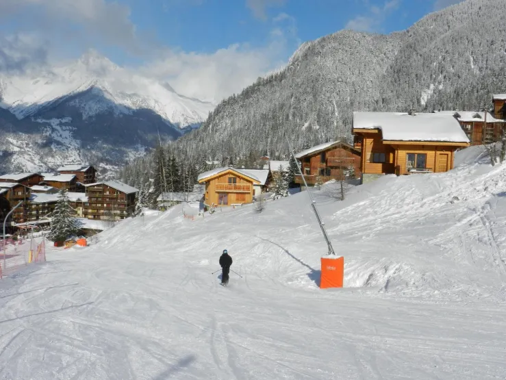 Chalet et la piste de ski