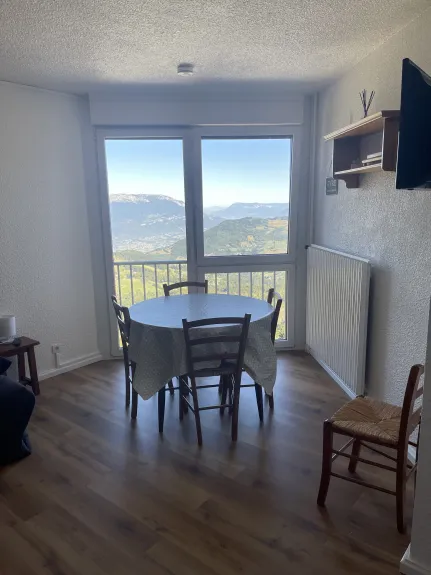 Coin repas. Jolie vue vallée. Fenêtres double vitrage. Volet roulant électrique. 