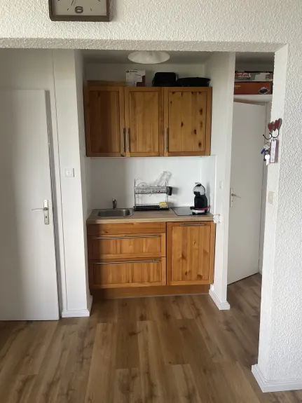 Vue de la cuisine équipée avec lave vaisselle 9 couverts. Cafetière dolce gusto. 