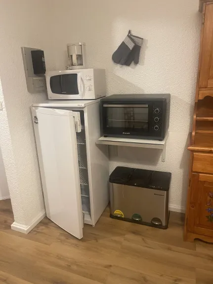 Four micro-ondes  + cafetière électrique + grand réfrigérateur avec freezer  Poubelle tri sélectif. 