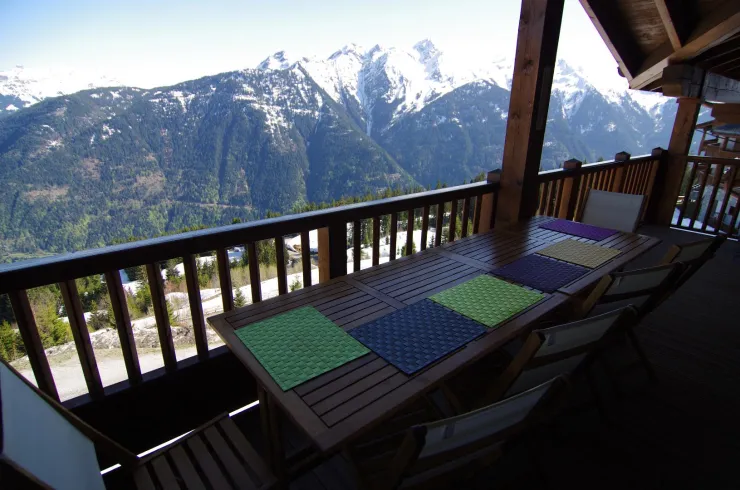 Balcon avec tables et vue ouest sur le mont Mirantin , 2400m.