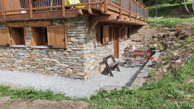 Une terrasse fleurie pour vous accueillir, et profiter de l'été pour faire des grillades à la plancha !
