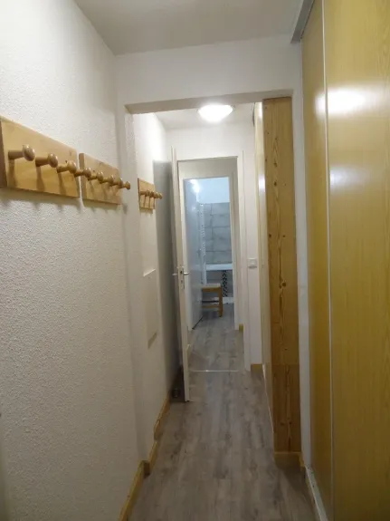 The corridor of communication between the day corner and the night corner. With hooks for jackets.