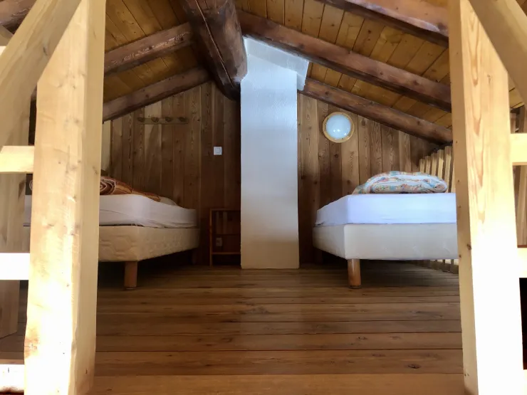 Additional beds in the mezzanine