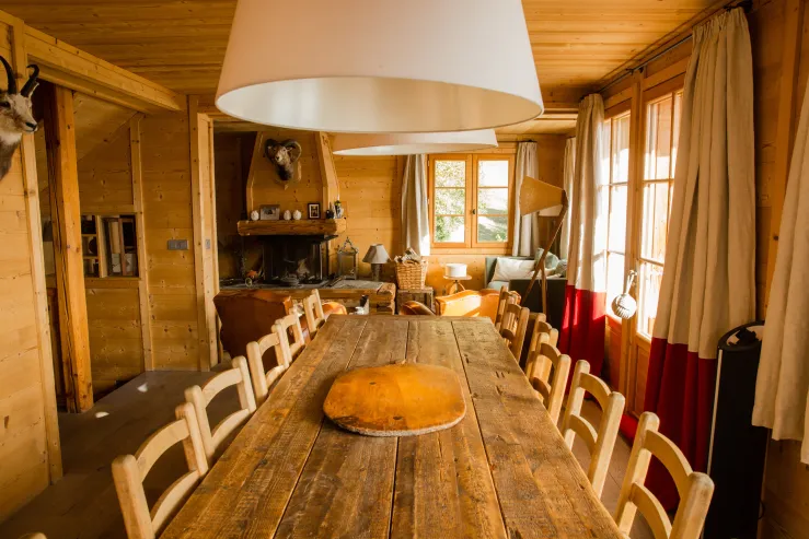 Un grand espace salle à manger 
