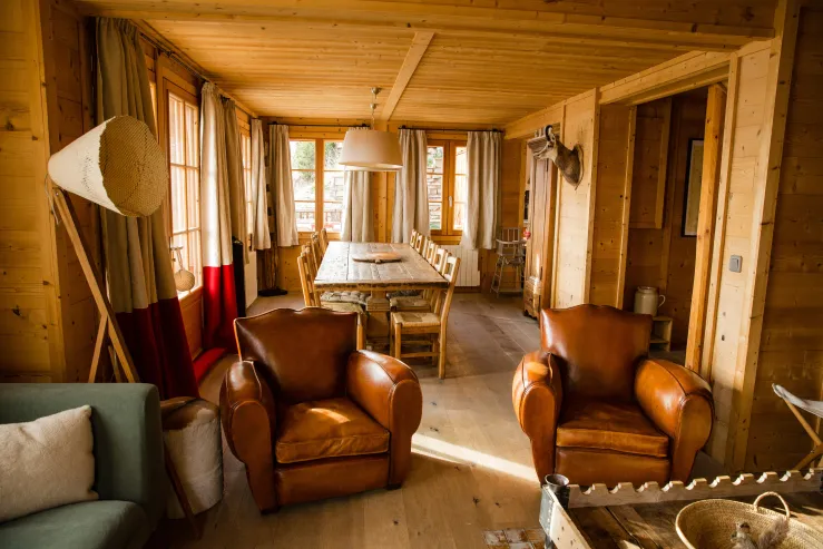 Un salon cosy avec cheminée 