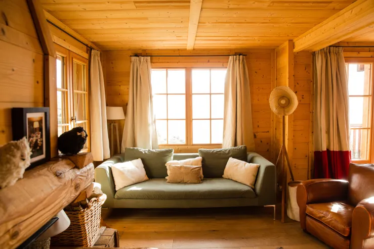 Un salon cosy avec cheminée 