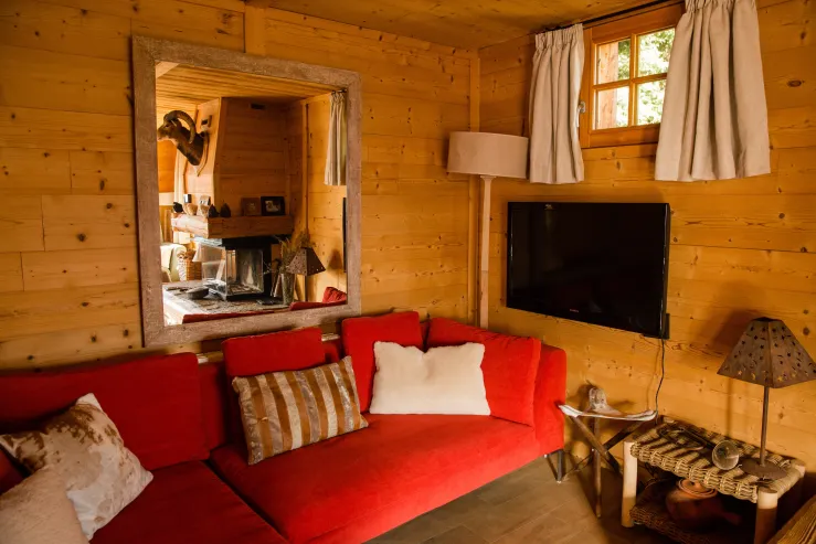 Un salon cosy avec cheminée et apple TV 