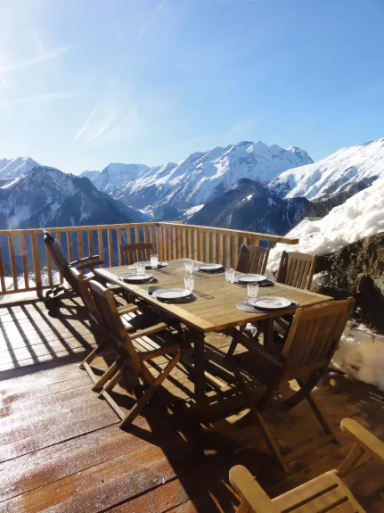 Un terrasse plein sud, très bien équipée avec vue époustouflante sur le massif 