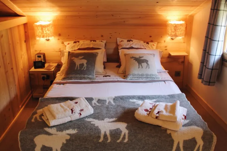 Notre chambre, avec sa salle de bain et toilettes