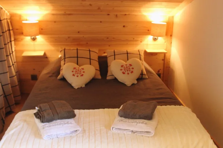 Chambre du haut avec une salle de bain et toilettes