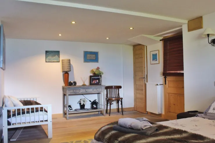 Chambre du bas avec sa salle de bain et toilettes