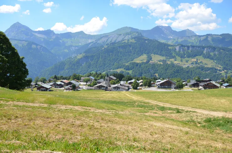 Vue sur le village de Crest - Voland et le massif des Aravis