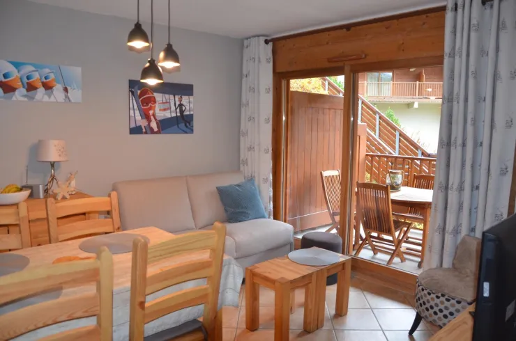 Espace séjour avec vue sur le balcon et son aménagement