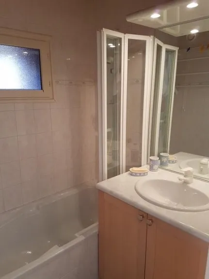 Salle de bain avec fenêtre + WC séparé.