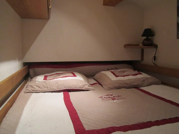 lit double en haut de la mezzanine avec placard de rangement
