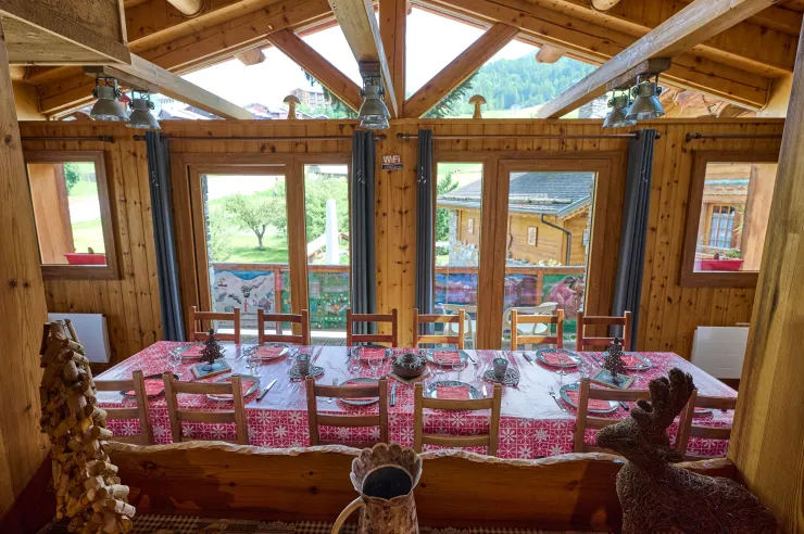 Grande tablée conviviale baignée de lumière
