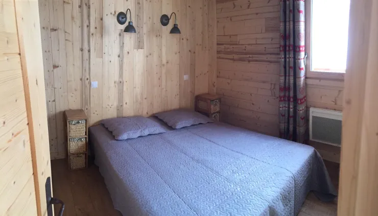 Chambre 1 - Literie 160 - Armoire penderie