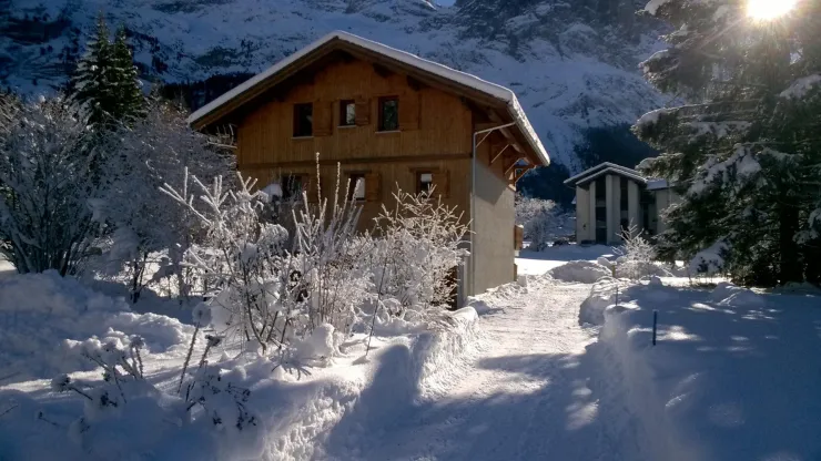 chalet sous la neige