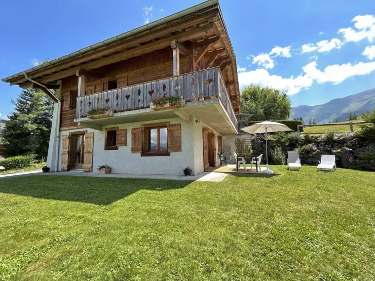 The chalet  with the apartement on the garden level