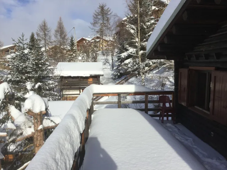 vue avant du chalet et terrasse (vers le nord)