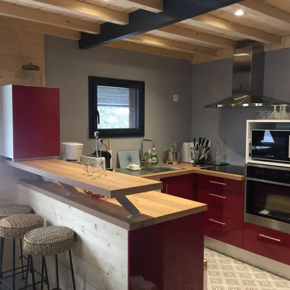 Cuisine équipée : four, four micro-ondes, lave vaisselle, plaque électrique, cafetière, bouilloire, appareil raclette.