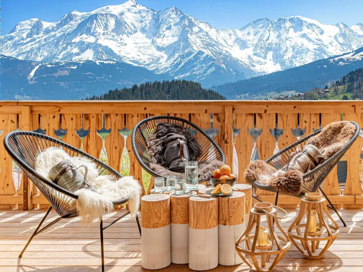 Ground floor, exterior - In summer and winter, you can enjoy the view of the Mont Blanc chain from the balcony.