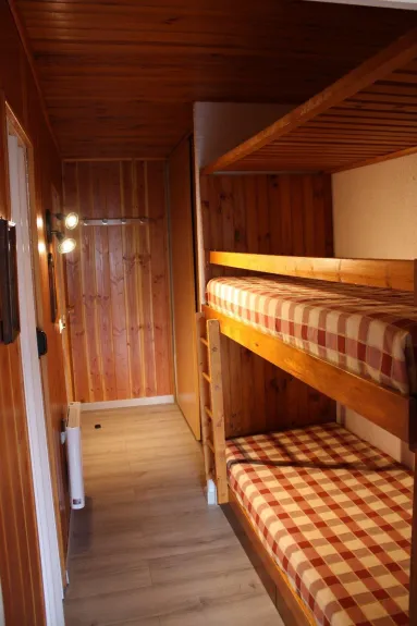 Couloir avec lits superposés et rambarde de protection à l'étage supérieur