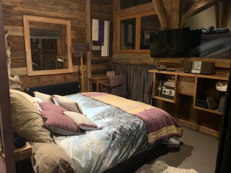 Chambre dernier étage très grand lit avec terrasse coin bureau indépendant et salle de bain douche et baignoire balnéothérapie Wc ! Cette chambre est immense et très agréable 