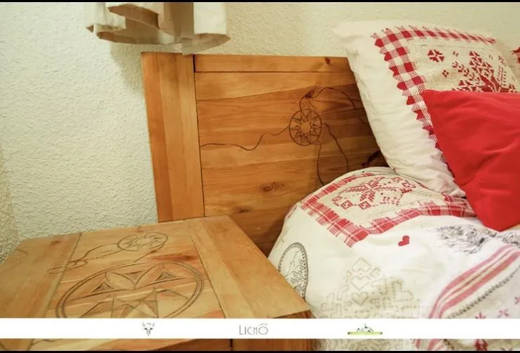 Une chambre spacieuse au mobilier savoyard