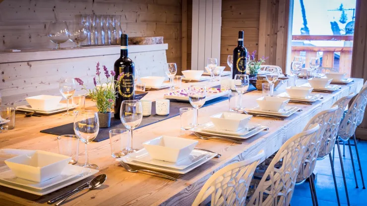 XXL eating table for 16 persons... or more!